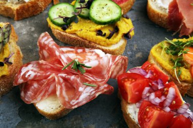 Çeşitli malzemelerle çeşitli bruschetta. İştah açıcı bruschetta