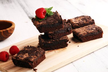 Çikolatalı browni kek tatlı Ahududu ve baharat ahşap zemin ile.