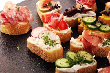 Çeşitli malzemelerle çeşitli bruschetta. İştah açıcı bruschetta