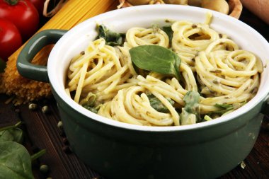 Gorgonzola soslu spagetti ve malzemeli ıspanak.