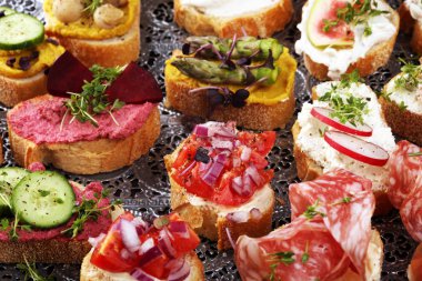 Çeşitli malzemelerle çeşitli bruschetta. İştah açıcı bruschetta