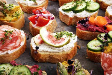 Çeşitli malzemelerle çeşitli bruschetta. İştah açıcı bruschetta