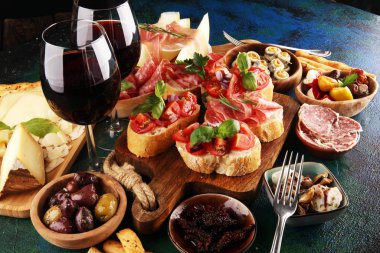 İtalyan antipasti şarap aperatifler küme. Peynir çeşitli, Mediterranean