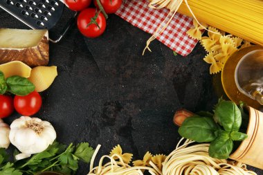 İtalyan yemekleri için makarna, sebze, ot ve baharat.