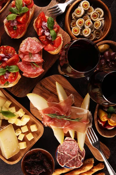 Conjunto de aperitivos de vino antipasti italiano. Variedad de queso, Mediterráneo — Foto de Stock