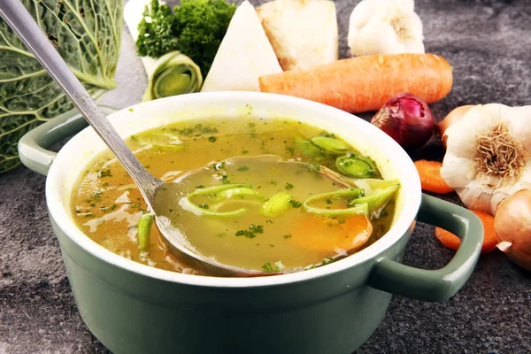 Bouillon aux carottes, oignons divers légumes frais dans une casserole - c — Photo