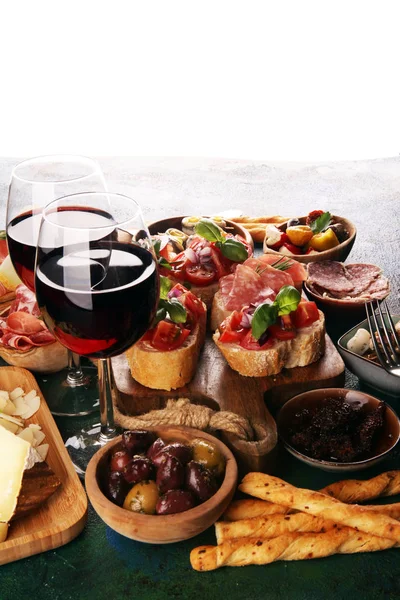 İtalyan antipasti şarap aperatifler küme. Peynir çeşitli, Mediterranean — Stok fotoğraf