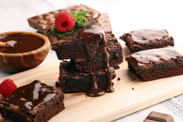 шоколадный кекс десерт с малиной и специями на деревянном фоне
.