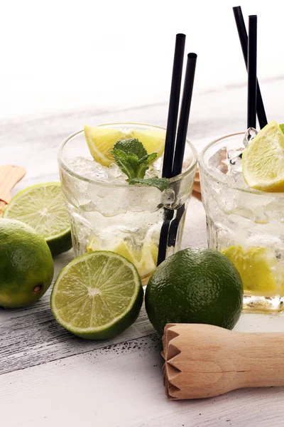 Limone Lime Caipirinha di frutta del Brasile. Cocktail con limone e m — Foto Stock