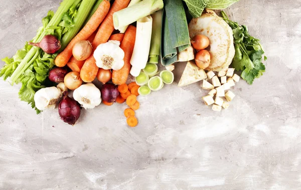 Verduras ingredientes de cocina para sabrosas sopas vegetarianas. Carro — Foto de Stock