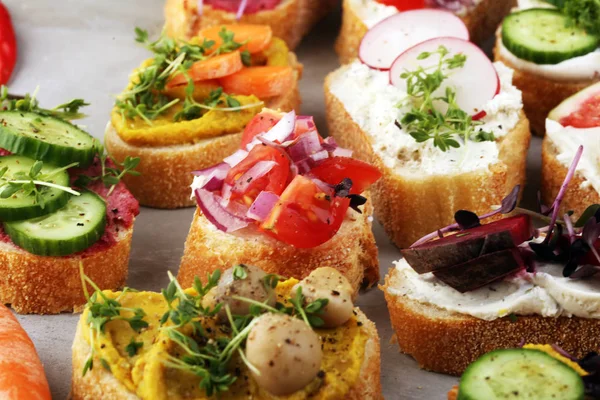 Çeşitli malzemelerle çeşitli bruschetta. İştah açıcı bruschetta
