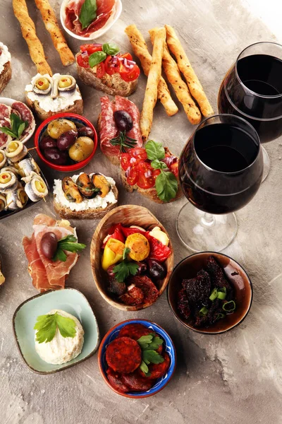 Mesa de aperitivos com lanches antipasti italianos e vinho em vidro — Fotografia de Stock