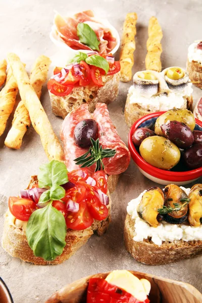 Předkrm stůl s italskými antipasti občerstvením a vínem ve skle — Stock fotografie