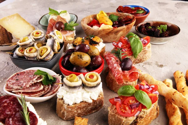 Mesa de aperitivos com lanches antipasti italianos e vinho em vidro — Fotografia de Stock