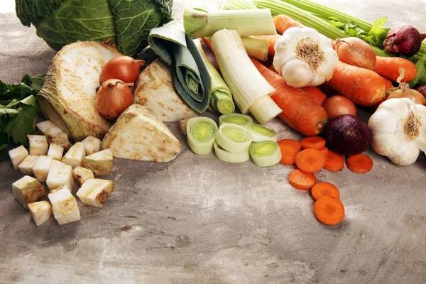 Ingredienti di cottura di verdure per gustose zuppe vegetariane. Carro — Foto Stock