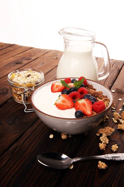 Chutná domácí granola podávaná na stole. Zdravá snídaně s — Stock fotografie