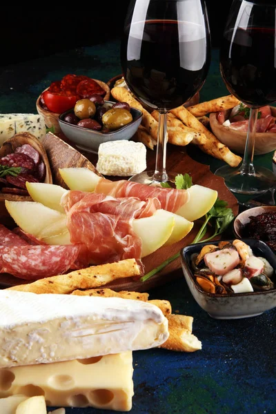 Conjunto de aperitivos de vino antipasti italiano. Variedad de queso, Mediterráneo — Foto de Stock