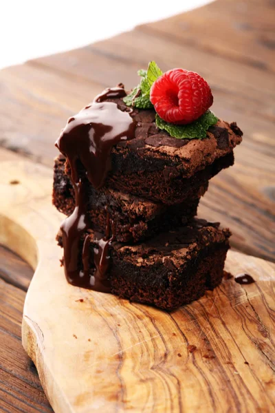Sobremesa Bolo Chocolate Brownie Com Framboesas Especiarias Fundo Madeira — Fotografia de Stock