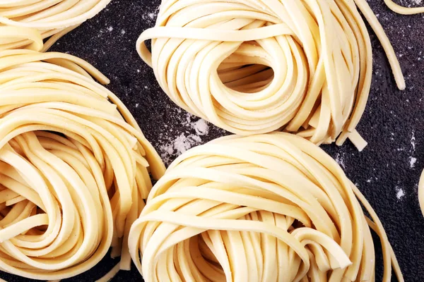 Gros plan de pâtes maison crues. frais italien traditionnel cru fre — Photo