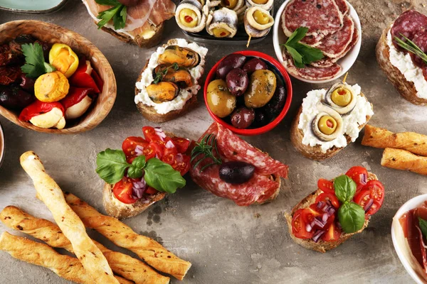 Předkrm stůl s italskými antipasti občerstvením a vínem ve skle — Stock fotografie