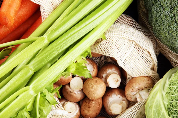 Eco sacchetti naturali con verdure, eco friendly, posa piatta. sustai — Foto Stock