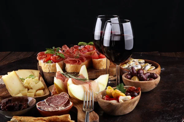 Conjunto de aperitivos de vino antipasti italiano. Variedad de queso, Mediterráneo —  Fotos de Stock