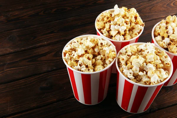Kino-Konzept mit Popcorn. süßes und salziges Popcorn — Stockfoto