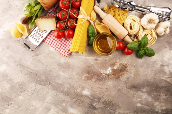 Macarrão, legumes, ervas e especiarias para a comida italiana em rústico t — Fotografia de Stock