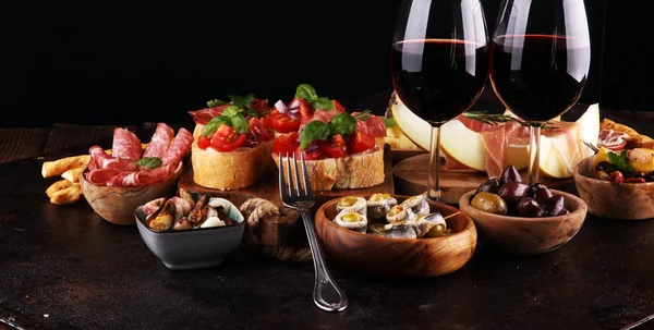 Conjunto de aperitivos de vino antipasti italiano. Variedad de queso, Mediterráneo —  Fotos de Stock
