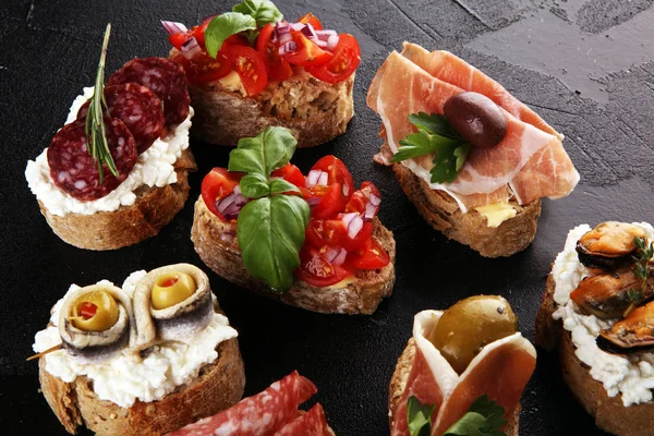 Étvágyfokozó asztal olasz tészta elleni rágcsálnivalókkal és bor üvegben — Stock Fotó