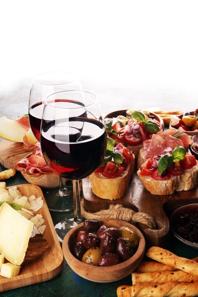 Conjunto de aperitivos de vino antipasti italiano. Variedad de queso, Mediterráneo — Foto de Stock