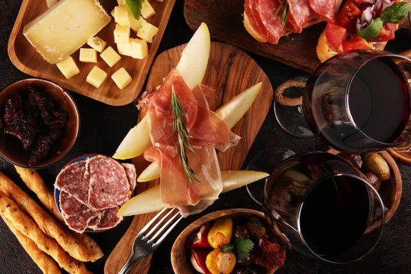 Italienische Antipasti Wein Snacks Set. Käsesorte, mediterran — Stockfoto