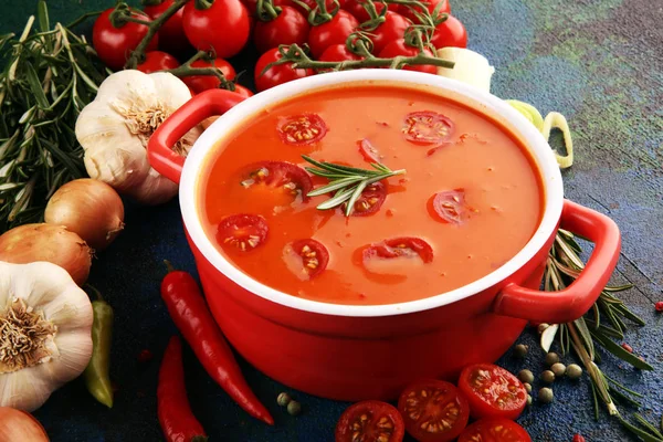 Tomaten- und Rosmarinsuppe mit Knoblauch, geknackten Papper-Hühnern — Stockfoto