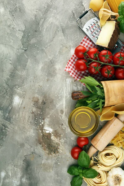 Makaron, warzywa, zioła i przyprawy dla włoskiej żywności na rustykalnym t — Zdjęcie stockowe