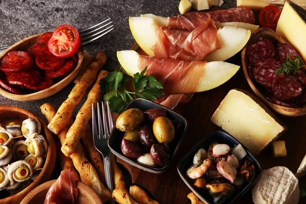 Italienische Antipasti Wein Snacks Set. Käsesorte, mediterran — Stockfoto