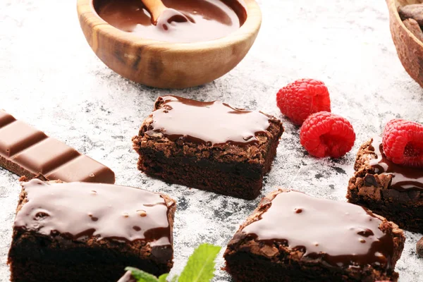 Шоколадный Кекс Десерт Малиной Специями Деревянном Фоне — стоковое фото