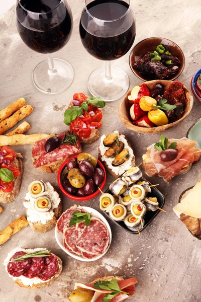 Mesa de aperitivos con aperitivos antipasti italianos y vino en copa —  Fotos de Stock