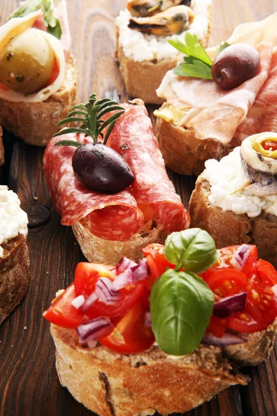 Mesa de aperitivos con aperitivos antipasti italianos y vino en copa —  Fotos de Stock