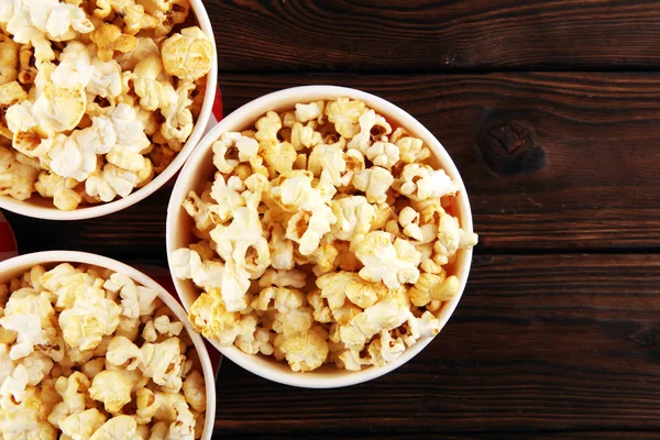 Kino-Konzept mit Popcorn. süßes und salziges Popcorn — Stockfoto