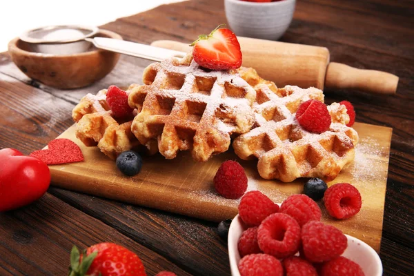 Waffles belgas tradicionais com mirtilos frescos, açúcar e ra — Fotografia de Stock