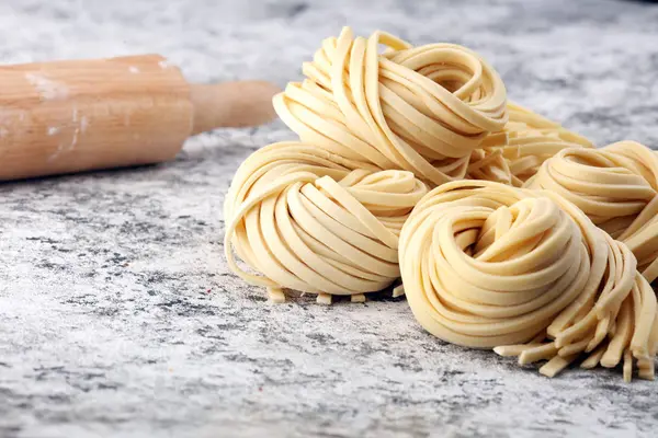 Primer plano de pasta casera cruda. fresca italiana tradicional cruda — Foto de Stock