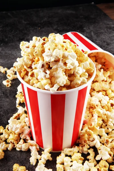 Kino-Konzept mit Popcorn. süßes und salziges Popcorn — Stockfoto