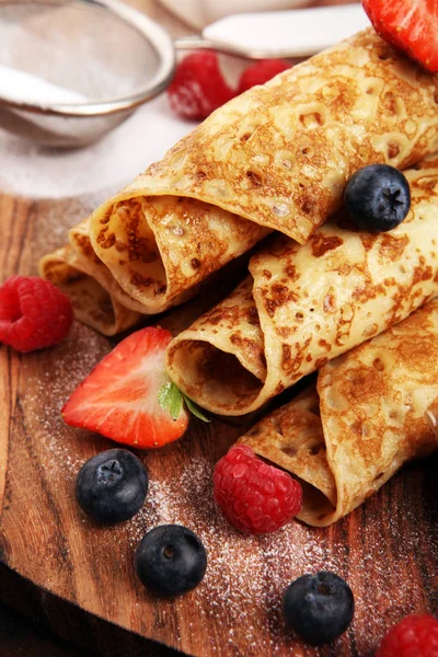 Deliciosos crepes caseros sabrosos o panqueques con frambuesas y — Foto de Stock