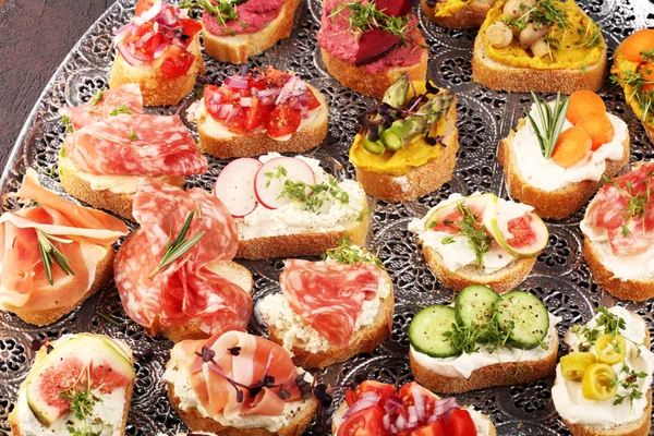 Blandad bruschetta med olika pålägg. Aptitretare bruschetta — Stockfoto