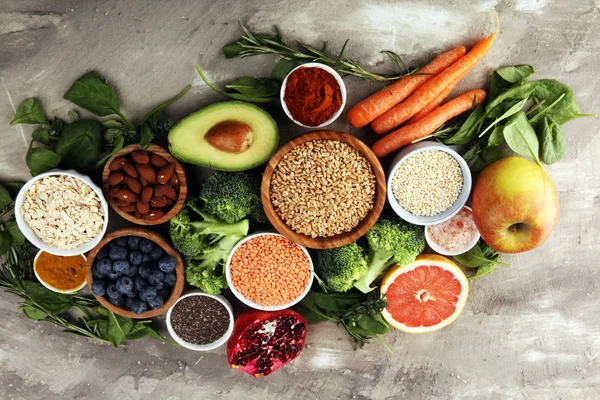 Selección de alimentos sanos y limpios: frutas, verduras, semillas, su — Foto de Stock