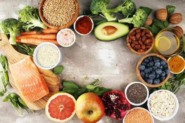 Egészséges étel tiszta étkezési választék: hal, gyümölcs, zöldség, cer — Stock Fotó
