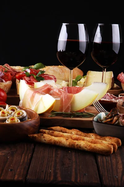 Italian antipasti wine snacks set. Cheese variety, Mediterranean — Stock Photo, Image