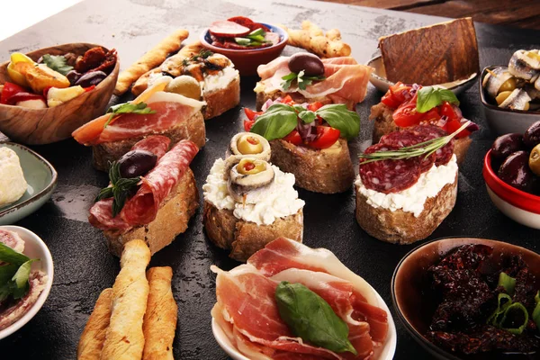 Tavolo antipasti con antipasti italiani e vino in bicchiere — Foto Stock