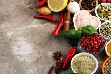 Baharatlar ve bitkiler masada. İyi yemek ve yemek malzemeleri.