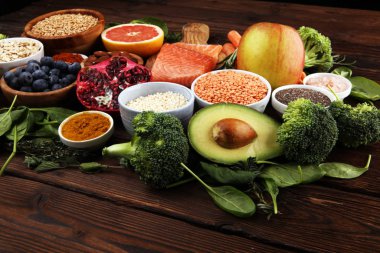 Sağlıklı gıda temiz yeme seçimi: balık, meyve, sebze, cer